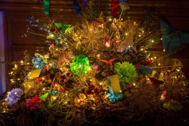 Viktorya tarzı Noel süslemeleri, kağıt zincirler, Noel krakerleri ve parti..