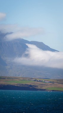 Akureyri, İzlanda, Kuzey İzlanda 'da uzun bir fiyort olan Eyjafjrur' un Akureyri bölgesinin satışı.