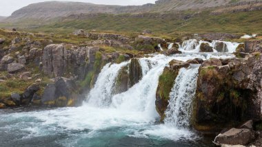 Dynjandi, İzlanda 'nın Arnarfjrur bölgesinde yer alan bir şelaledir. Ağustos 2025