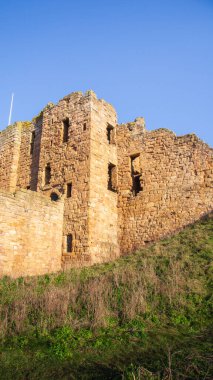 Tynemouth Manastırı ve Kalesi, güçlü kış güneşinde, Ocak 2026