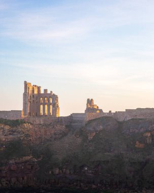 Tynemouth Manastırı ve Kalesi, güçlü kış güneşinde, Ocak 2026