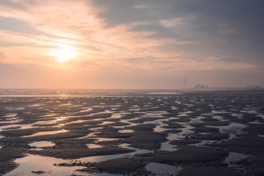 Northumberland, Kambois Sahili üzerinde sessiz bir gündoğumu, Ocak 2026