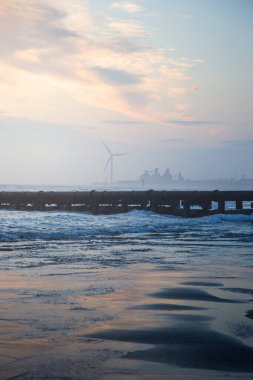 Northumberland, Kambois Sahili üzerinde sessiz bir gündoğumu, Ocak 2026