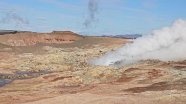 Gunnuhver, İzlanda, 10 Ağustos 2025, İzlanda 'daki Reykjanes Yarımadası' nın güneybatısında çeşitli çamur havuzları ve fümerollerden oluşan bir jeotermal alan.