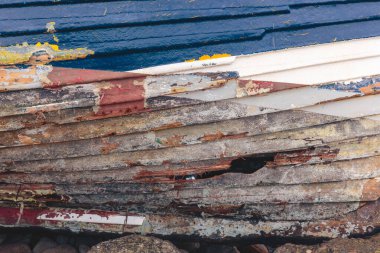 Eski, yağmurlu bir balıkçı teknesi, Kambois Sahili Northumberland 'da kaza yapmış, Şubat 2026