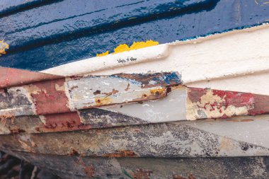 Eski, yağmurlu bir balıkçı teknesi, Kambois Sahili Northumberland 'da kaza yapmış, Şubat 2026