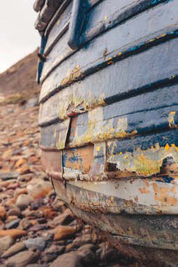 Eski, yağmurlu bir balıkçı teknesi, Kambois Sahili Northumberland 'da kaza yapmış, Şubat 2026