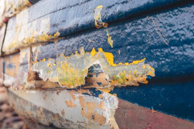 Eski, yağmurlu bir balıkçı teknesi, Kambois Sahili Northumberland 'da kaza yapmış, Şubat 2026