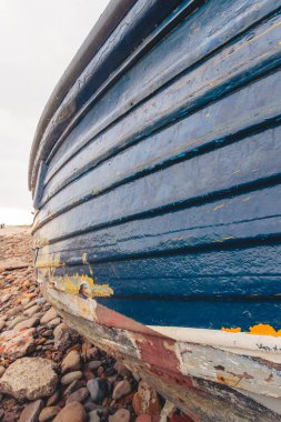 Eski, yağmurlu bir balıkçı teknesi, Kambois Sahili Northumberland 'da kaza yapmış, Şubat 2026