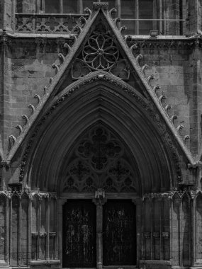 Süslü mimari detaylara ve simetriye sahip siyah beyaz Gotik taş kemer