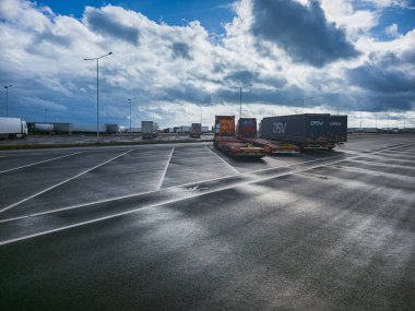 Marijampol, Litvanya 'daki otoparkta kamyonlar, 26 Ekim 2025