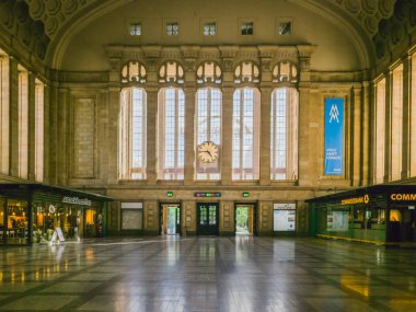 Saat ve pencereli Leipzig tren istasyonu ana salonu 11 Mayıs 2025