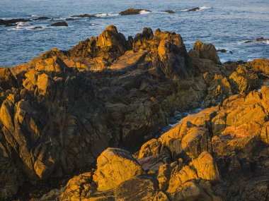Dramatik Kaya oluşumları ve Okyanus Görünümü Sunrise, Praia Azul, Portekiz