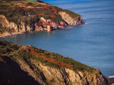 Kuzey İspanya, Castro Urdiales 'teki kayalık sahil şeridinde sanayi iskelesi.