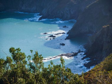 Kuzey İspanya 'daki Castro Urdiales' te turkuaz suyu bulunan Rocky kıyı koyunda.