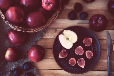 elma ve incir sonbaharda hasat 