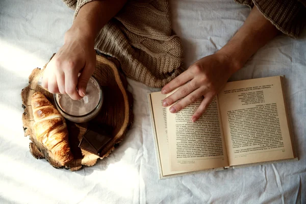 Croissant al cacao e cioccolato — Foto Stock