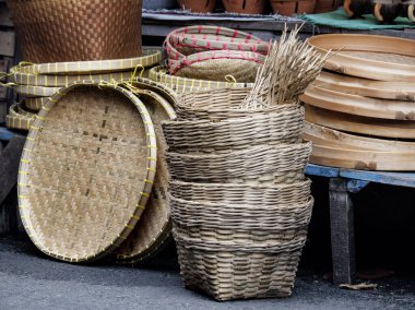 Yerel bir markette geleneksel bir Endonezya dokuması bambu tepsisinin yakın çekimi. El yapımı zanaatkar mutfak gereçleri otantik kültür zanaatı, doğal dokular ve organik tasarım sergiliyor..