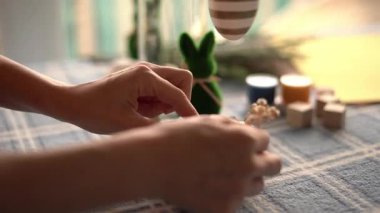 Arka planda bulanık çalışma alanı araçları ile, yumuşak gün ışığında mavi ızgara kesme mat üzerinde el işçiliği kapalı, diy veya el yapımı proje önerir. Ev atölyesinde el yapımı şebeke kesme paspası