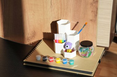 Asgari masa kurulumu, renkli işaret kâğıdı ataçları okula geri yansıyan not defteri yaratıcı üretkenlik, düşünceli organizasyon çalışması estetik çalışma alanı modern eğitim rutini