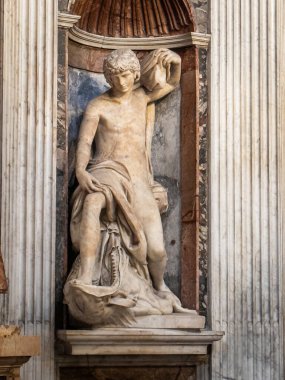 Rönesans beyaz mermer heykel, kemerli bir taş oyukta oturan yarı örtülü genç bir erkek heykeli, flütlü beyaz sütunlarla çevrili, Roma kilisesinde renkli mermer bir arka plan..