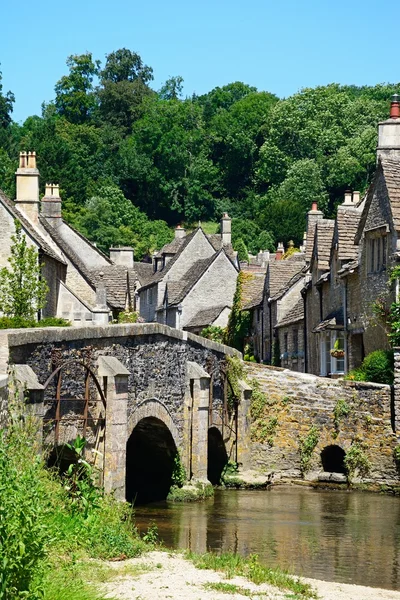 Aldeia de Cotswold bonita, Castelo Combe . — Fotografia de Stock