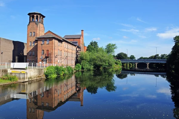 O Moinho de Seda ao lado do Rio Derwent, Derby . — Fotografia de Stock