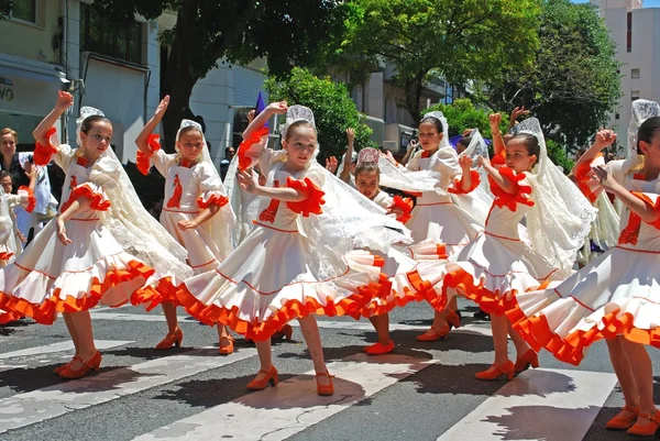 Chicas con vestimenta tradicional bailando en la procesión callejera en la Romeria San Bernabe, Marbella — Foto de Stock