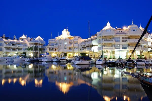 Alacakaranlıkta marinada tekne ve daireler, Benalmadena.