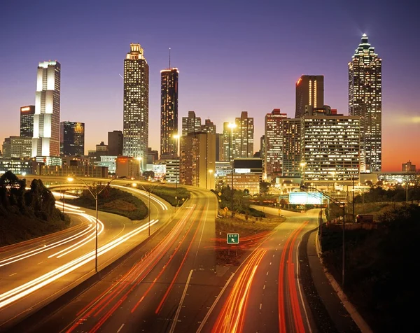 O horizonte de Atlanta ao entardecer . — Fotografia de Stock