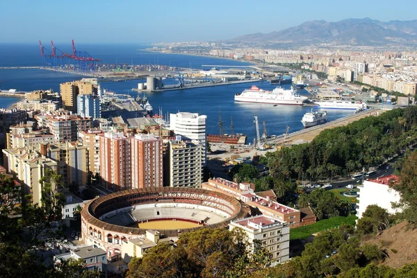 Vista elevada de la plaza de toros y la zona portuaria, Málaga . — Foto de Stock