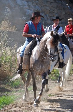 Ata binen erkekler, Marbella..