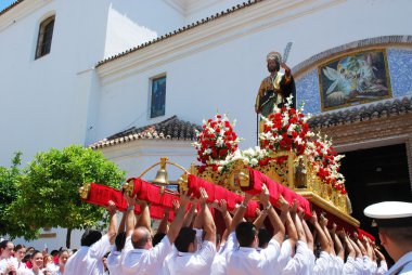 Romeria San Bernabe, Marbella sırasında kiliseye yüzen Carring.