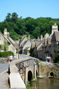Taş köprü Nehri Bybrook arkaya, Castle Combe evler ile.