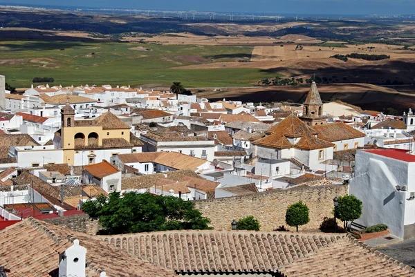 Vista del pueblo blanco y el campo circundante, Medina Sidonia . — Foto de Stock