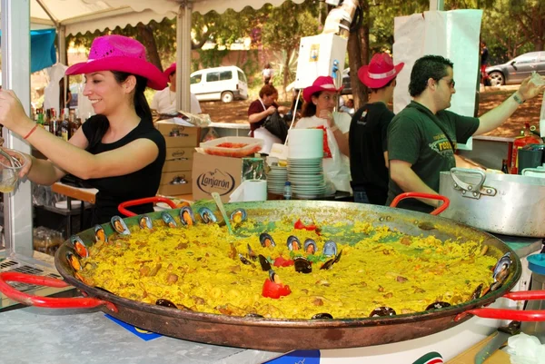 Trottoarkafé som säljer paella, Marbella. — Stockfoto