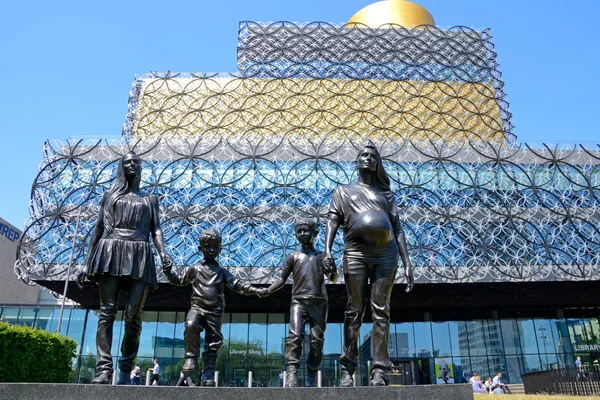 Biblioteca de Birmingham e estátua da família, Reino Unido . — Fotografia de Stock