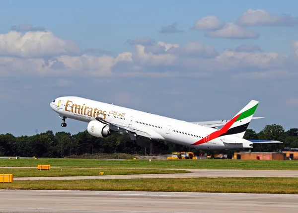 Emirates Boeing 777-300 decolando do Aeroporto de Manchester . — Fotografia de Stock