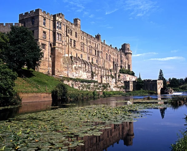 Castelo de Warwick ao lado do rio Avon . — Fotografia de Stock