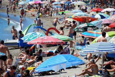 Tatilciler rahatlatıcı meşgul sahilde Fuengirola.