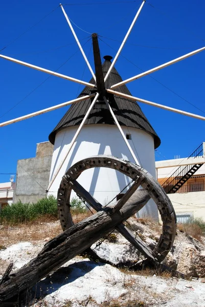 Molino de viento tradicional español con muela en primer plano, Carboneras . — Foto de Stock