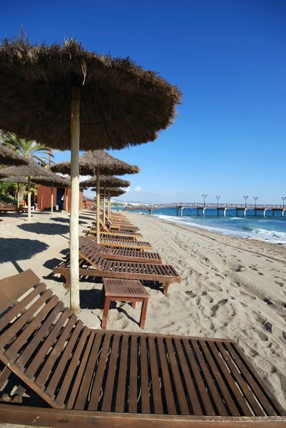 Espreguiçadeiras na praia, Marbella . — Fotografia de Stock