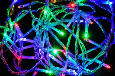 Siyah bir arka plan karşı modern Noel Led ışıklar.