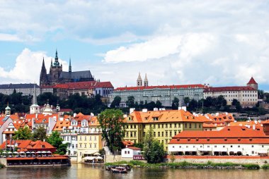 Hradcany arka, Prag ile Vltava Nehri görüntülemek.