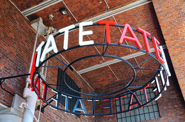 Γκαλερί Tate Liverpool σημάδι στο Albert Dock, Λίβερπουλ. — Φωτογραφία Αρχείου