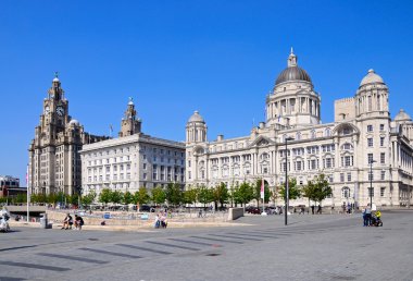 Liver Building, Liverpool bina bağlantı noktası ve Cunard Binası, Liverpool oluşan üç Graces.