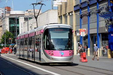Midland Metro şehir merkezi uzantısı tramvay şirketi Street, Birmingham boyunca.