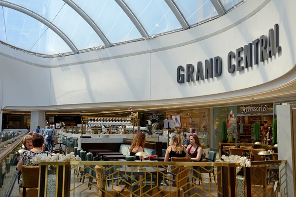 Lidé na dovolené v Grand Central café v železniční stanici New Street, Birmingham. — Stock fotografie