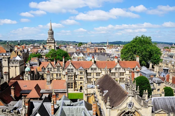 Nézd meg az Egyetem a Szent Mária-templom tornya, Oxford háztetők felett. — Stock Fotó