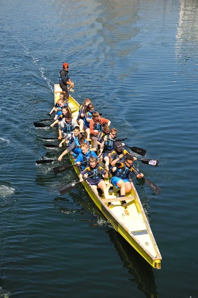 Діти, що мають веслування на Салхаус-припортовий, Ліверпуль. — стокове фото